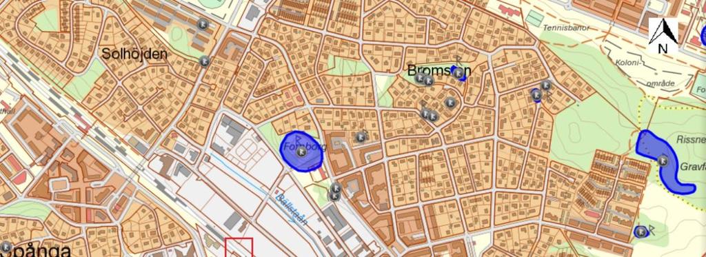 Figur 6 Karta över fornlämningar i området från Riksantikvarieämbetets databas Fornsök (fmis.raa.se, 2017-06-16). Läget för gång- och cykeltunneln är markerat med en röd fyrkant. Skala 1:7559.