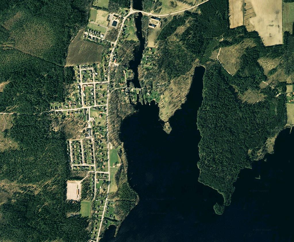 Figur 3. Satellitfoto över markytan ovanför grundvattenmagasinet (Google maps 2017). Analysera och summera (2.9) Det finns information från alla steg i den inledande analysen.