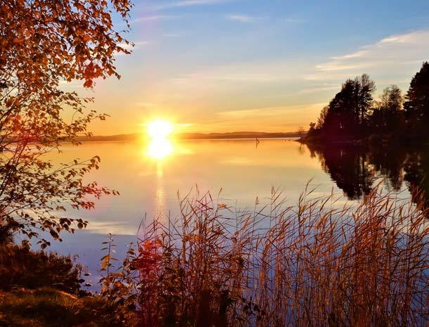 Skidtur i solnedgång