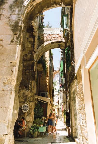 07 BOSNIA si Albania 225 ITINERARIU: Cazanele Dunarii - Belgrad - Sarajevo - Mostar - Medugorje - Split - Trogir - Riviera Makarska - Dubrovnik - Fiordul Kotor - Cetinije - Podgorica - Castelul Kruje