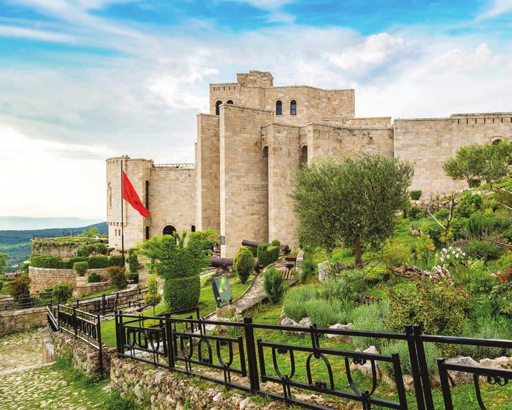 Scurta oprire pentru fotografii la Cetatea Golubac. Seara ajungem in Belgrad, capitala Serbiei, unde incepem vizita cu fortareata Kalemegdan, pitoresc amplasata pe malul Dunarii.