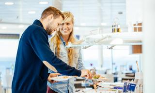 Välkommen ombord Använd pausen ombord till att äta och shoppa Överfarten med Scandlines är en behaglig paus på resan. Vi har gjort det attraktivt att vara ombord.