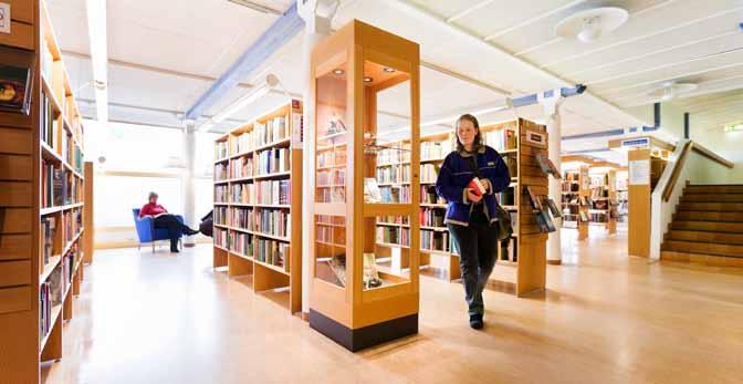 6. مكتبة كرامفورس kramfors bibliotek. يوجد في املكتبة في كرامفورس كتب بلغات عديدة مختلفة للصغار والكبار.
