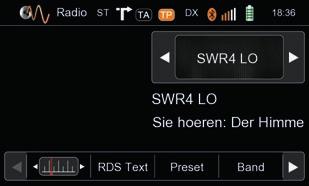 HANTERING AV RADIO HANTERING AV RADIO Displayelement: Röd linje markerar aktuell frekvens Frekvens eller stationsnamn Indikator för stereomottagning Status för trafi kmeddelanden Trafi kmeddelanden