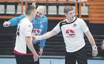 Brankár Meluš v debate s Cigáňom (vľavo), ktorý strelil 6 gólov, a s Kučerom, ktorý pridal ďalšie štyri.