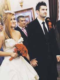 Po slávnostnom obrade manželia vypustili biele holubice. Futbalista mal povinnosti v zamestnaní, prípravu na svadbu prebrala Miška.