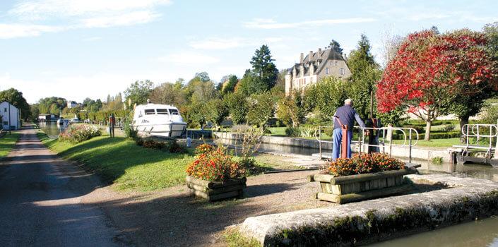 Bourgogne Nivernais Loire Kanalbåtssemester i Bourgogne: Nivernais Loire Canal du Nivernais, Canal latéral á la Loire och Canal de Bourgogne ger er tillgång till ett av de vackraste och mest