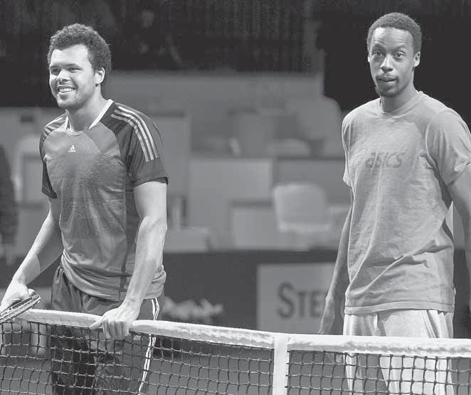 2 TENIS štvrtok 5. 12. 2013 O tretej hodine poobede sa začal program, v ktorom sa účastníci exhibície venovali zhruba päťdesiatke najmenších talentov z NTC.