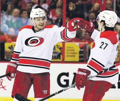 26 HOKEJ štvrtok 5. 12. 2013 KANADSKO-AMERICKÁ NHL: Hossovo Chicago podľahlo doma Dallasu UDALOSTI DŇA Brankár Columbusu Sergej Bobrovskij nedochytal zápas proti Tampe Bay.