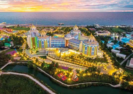 DELPHIN BE RESORT Totalrenoverad klassiker på bästa läge vid Larastranden Med hela 16 vattenrutschbanor kan alla små och vuxna barn bli underhållna