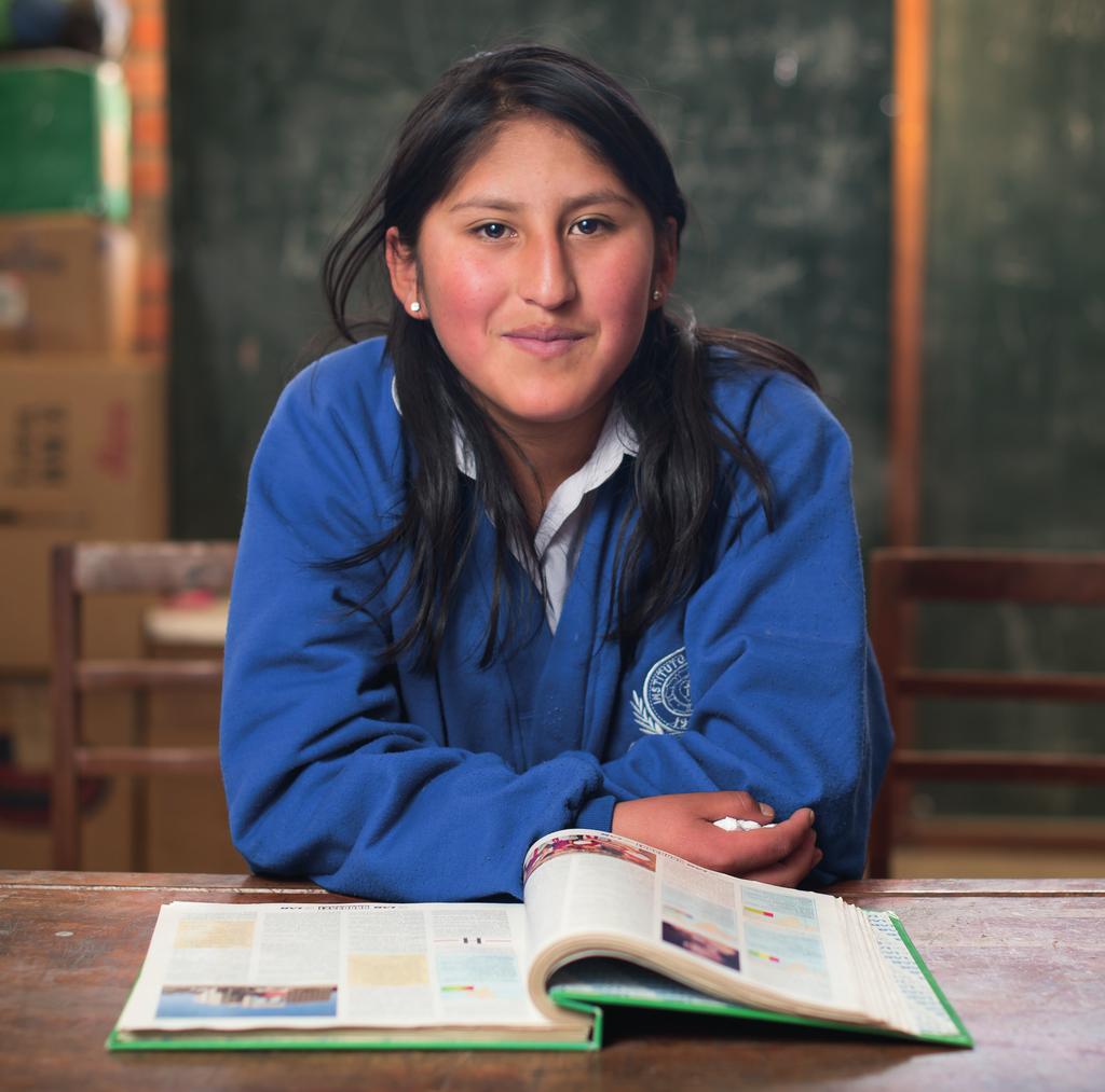 2016 Efter skolan hjälper bolivianska Liseth till att göra maten som hennes mamma säljer på gatan.