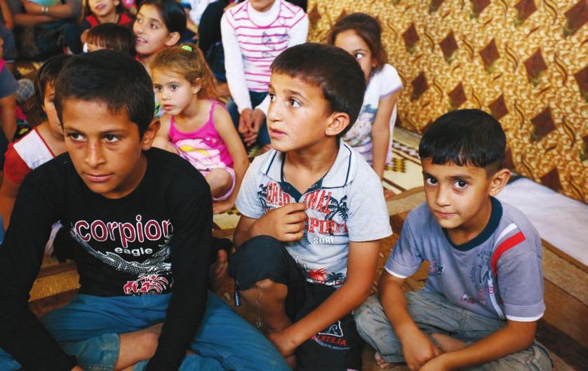 De barn som bor i flyktingläger hamnar ofta utanför skolsystemet i flera år. Skolteve är en provisorisk lösning för dem. FOTO SAT-7 SAT-7 är en kristen satellitteveorganisation som grundades år 1996.