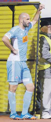 10 FUTBAL pondelok 21. 10. 2013 OZVENY 14. KOLA CORGOŇ LIGY NÁŠ KOMENTÁR Ako trenčianske more pohltilo Slovan Slovan po šiestich víťazných zápasoch našiel premožiteľa.