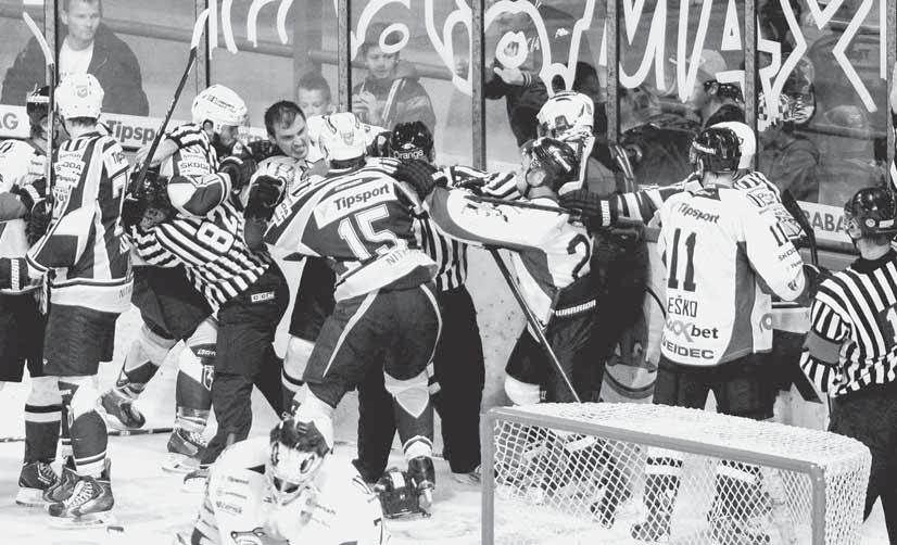 20 HOKEJ pondelok 21. 10. 2013 NÁVRATY K 13. KOLU HOKEJOVEJ TIPSPORT EXTRALIGY V Nitre sa v poslednej časti zápasu neraz takto zaiskrilo. 1. HVIEZDA KOLA LUKÁŠ HANDLOVSKÝ (B.