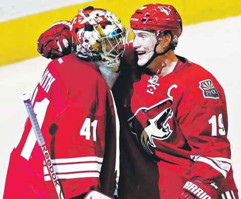 www.sport.sk HOKEJ 33 KANADSKO-AMERICKÁ NHL: Skóroval aj brankár Smith Brankár Mike Smith (41) z Phoenixu sa raduje z gólu so spoluhráčom Doanom. Gólman Coyotes sa zapísal do histórie.