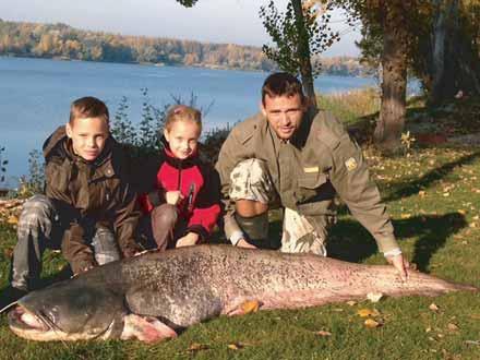 (chytil 220-centimetrového sumca) Radosť z otcovho úlovku mali aj 10-ročný Jakub a 6-ročná Sophie. FOTO MONIKA KROŠLÁKOVÁ Ján Krošlák so svojím 220-centimetrovým sumcom.