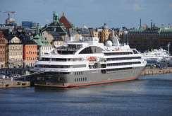 Le Boreal Rederi: Compagnie du ponant Byggd: 2010 Längd: 140 meter GT: 10 700 Passagerare: 264 Le Boreal, fotograf Kim Viktor. 2011.05.25.