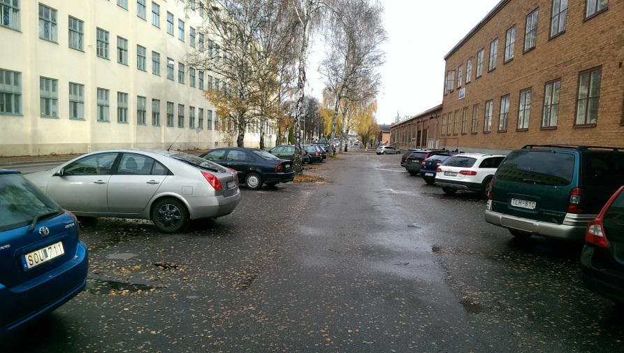 Eskilstuna kommun Datum 3 (5) Parkering på privat mark En stor del av antalet parkeringsplatser på Väster sker på privat mark som inte är allmänt tillgängligt, mer eller mindre reglerat.
