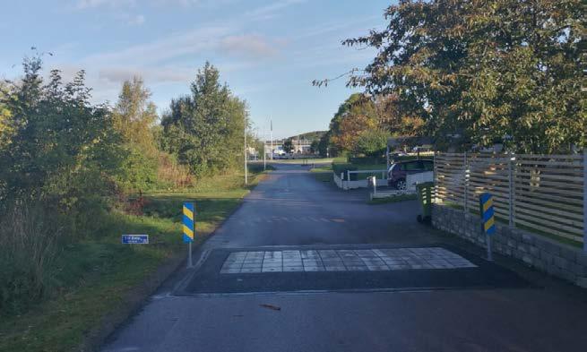 Övre Villavägen på planområdets östra sida är utformad som en typisk villagata utan kantsten och den skyltade hastigheten är 30km/h.