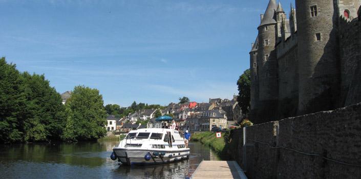 Bretagne Kanalbåt i Bretagne Bretagnes vackra segelområde osar av keltisk charm. Uråldriga traditioner hålls vid liv och traditionella dräkter bärs stolt i området.