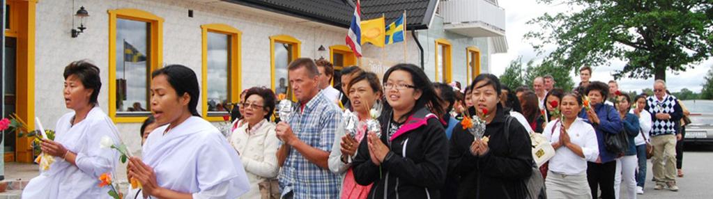 från Sri Lanka och några enstaka från Myanmar och Taiwan, med flera. De har kunnat knyta till sig munkar och nunnor från hemlandet som håller de buddhistiska traditionerna vid liv.