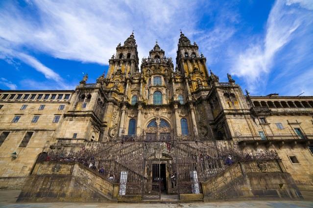 När du kommit fram till Santiago de Compostela finner du pilgrimsmottagningen i ett hus vid torget beläget framför den stora Jakobskatedralen.