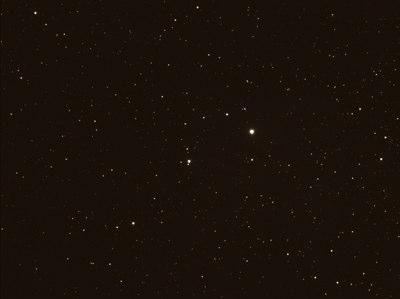6 En 10 min. exponering på nebulosan IC405, Flaming star. Jag brukar alltid plocka fram en bild från nätet först så att jag kan identifiera området, när objektet inte syns.