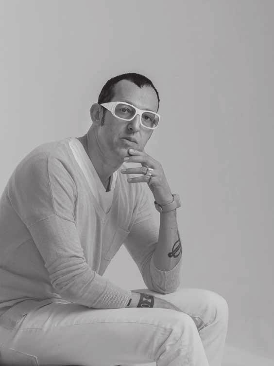 N 2 E W 0 1 D 7 E S I G R N E Karim Rashid Produkt: Phaze Karim Rashid är en av dagens mest tongivande designers med över 3000 produkter i produktion varav 300 prisbelönta i 40