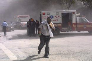 Bild 6. Ambulanser på plats efter att tornen kollapsat. samman var ambulanspersonalens chanser små att klara sig levande att springa åt fel håll innebar döden.