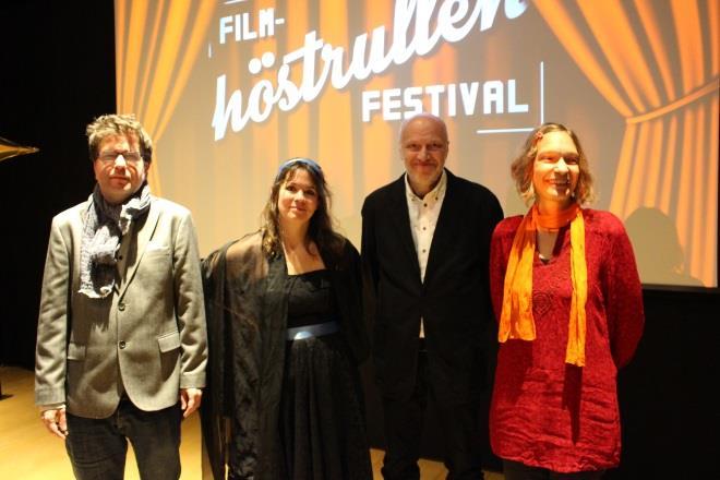 Han gör föremål till film.