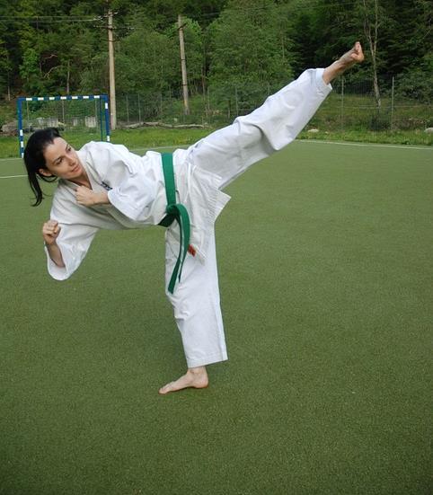 Sport Vad heter sporten? Karate. Var och när uppfanns sporten? Karaten kommer ursprungligen från ön Okinawa söder om Japan.