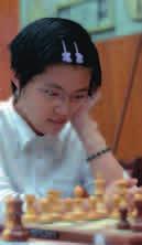 13.Lg5 0-0-0 med ömsesidiga chanser. Det slutade remi. 12.Lg5 Tolvårige Yifan Hou från Kina. 12...Dc7 På 12...Le7 följer 13.Sf5!?, t.ex. 13...Dxd1 14.Sxg7+ Kd8! (14....Kf8 15.Taxd1 Kxg7 16.