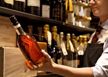 Vad är rekordet för en flaska? Vi hade en flaska Macallan Lalique, en 60-årig whisky som var fjärde utgåvan i Six Pillars Collection. Den gick för 240 000 kronor i december 2016.