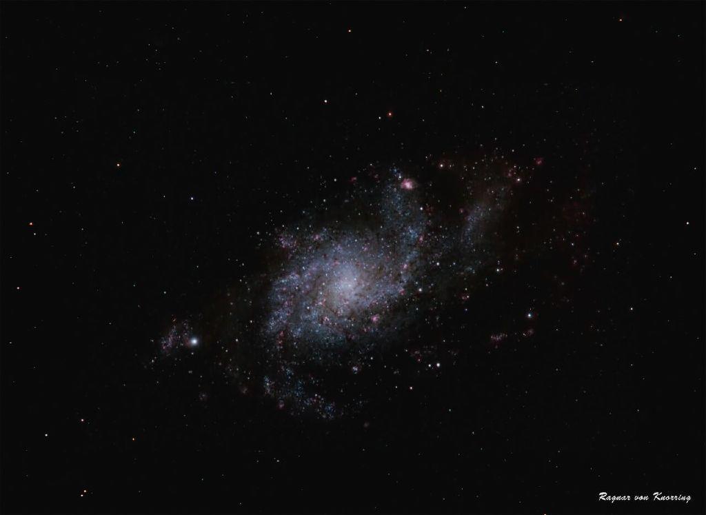 11 SPIRALGALAXEN MESSIER 33 Foto: Ragnar von Knorring, Uddevalla. Spiralgalaxen Messier 33 i stjärnbilden Triangeln.