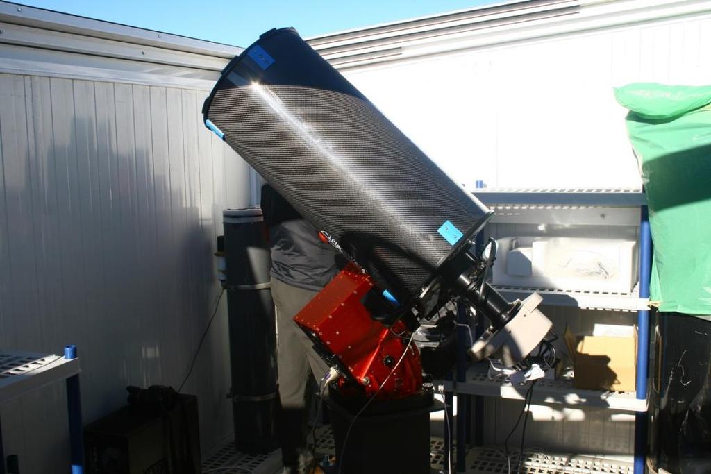 8 PlaneWave 32cm f/8. Bild från itelescope, använd med tillstånd. Bilden är tagen med ett fjärrstyrt system från itelescope (http://itelescope.net) i Nerpio i Spanien.