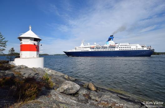 Cloud cruises Byggd: 2001 Längd: 117 meter GT: 3 894 Passagerare: 96 Rotterdam lämnar Frihamnen. 2014.07.15.