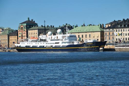 Serenade of the Seas passerar Elfvik. 2017.05.10. Serenissima vid Skeppsbron.