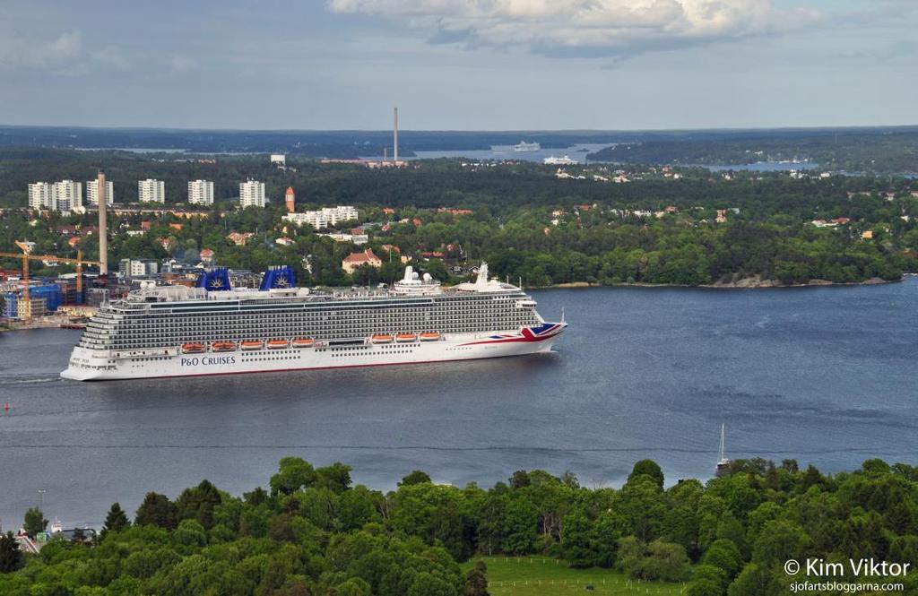 Stockholms hamn Kryssningsfartygen i Stockholm lägger till vid Stadsgården (på Södermalm), Skeppsbron (mitt i Gamla stan), på Strömmen (fartygen ligger för ankrad, passagerarna körs in med tenderbåt)