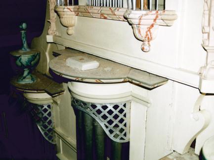 Härkomsten till Varv kan följas via Röks kyrka och åter till Bredestads kyrka.
