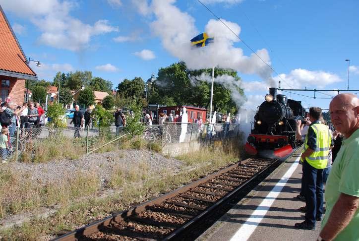 7 september 2013 100 år på spåret DYMLINGEN WEBBNR 2 2013 Lördagen den 7 september 2013 var det 100-års jubileum vid järnvägsstationen i Vagnhärad.