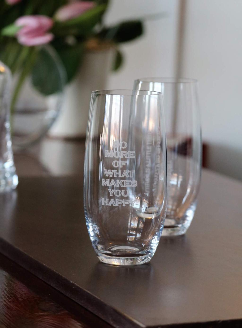 Engraved Design Glass Aphorism Collection 540 ml När idén antar fast form skapas en upplevelse. Ordens betydelse, en formgiven mening, grafisk rytm, med tanken som mål leder till en viktiga insikter.