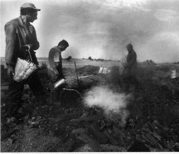 Det allmänna ramverket och utmärkande drag Bosättning av kringresande romer Ill. 2 Kopparsmed, Rumänien 1956. (av G. Lükö, ur Fraser 1992, s. 280) Ill. 3 Ursari (björntämjare), Bulgarien.