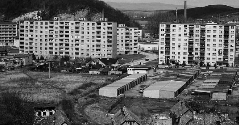 Projekt för utbildning av romska barn i Europa Ill. 17 Romska hus (i förgrunden) och höghus i Filákovo, sydöstra Slovakien.