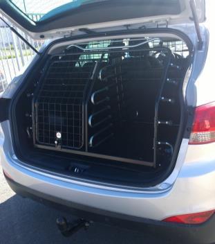 stötfångarsskydd Small 40cm Grind modell 2 dubbeldörr med avdelare i en Hyundai ix35 ena dörren på grinden är ej monterad SEAT LT LT Gavelöppn Bred Gavelöppn Alhambra 3e sätes raden