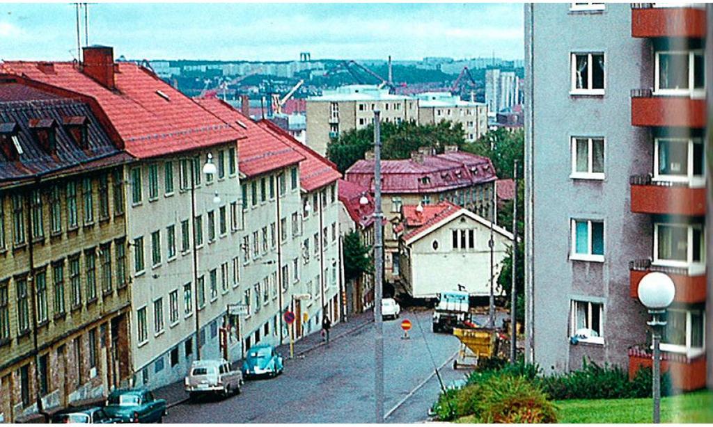 I Kabelgatans backe byggdes på 1930-talet hus i trä, i norr på Majberget och på Gråbergets västra sluttning syns både längor av landshövdingehus och glest placerade enoch tvåvånings trähus med