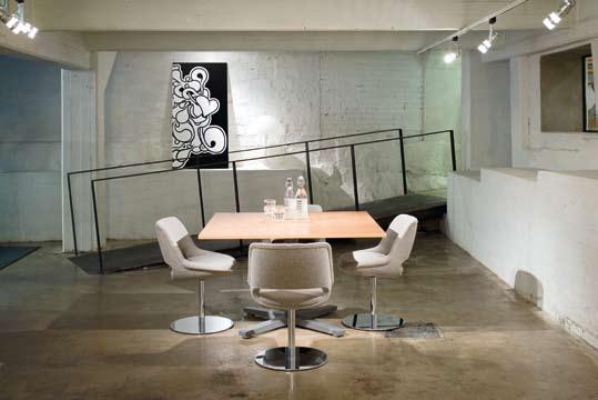 THE PINTA COLLECTION IS COMPLEMENTED BY MATCHING CON- FERENCE, CAFÉ AND MULTIPURPOSE DESKS, SOME ALSO AVAILABLE AT STANDING