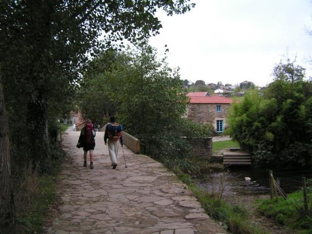 Du följer små grusvägar och mindre stigar en bra bit innan du kommer fram till Santa María de Gondar, med sin fontän Fontiña de Valiñas.