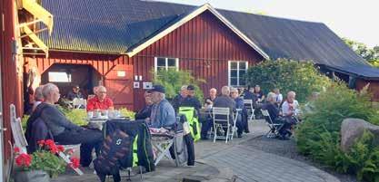 BAGERI & CAFÉ BAKERY & CAFÉ 8 Under säsong använder vi oss av råvaror från egen trädgård. Gårdsbageriet i Idala 8 Välkomna till vårt hantverksbageri med fik.