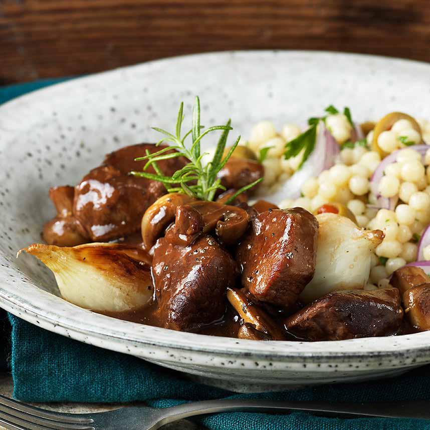 Lammgryta med rosmarin och svamp En härlig gryta på bog av lamm med smaker av rosmarin och oliver som för tankarna till Medelhavet, precis som tillbehöret couscous.