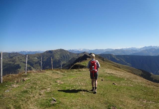 Schwalbenwand Utsikt från Schloßkammer Dag 2 Maishofen Maria Alm Första dagen bjuder på en underbar, om än krävande, vandring över Kammereggalm till Schwalbenwand med sina dubbla toppar.